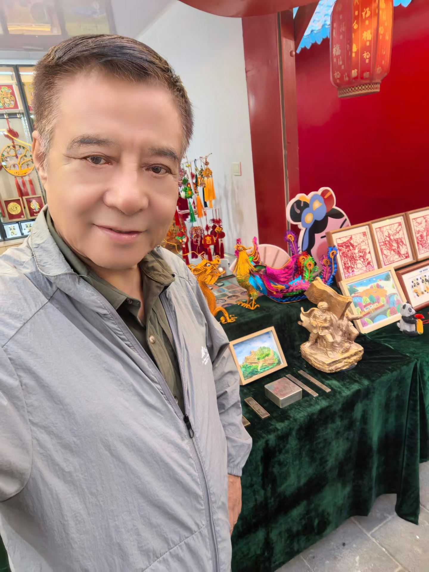 李天顺先生在非遗市集摊位前