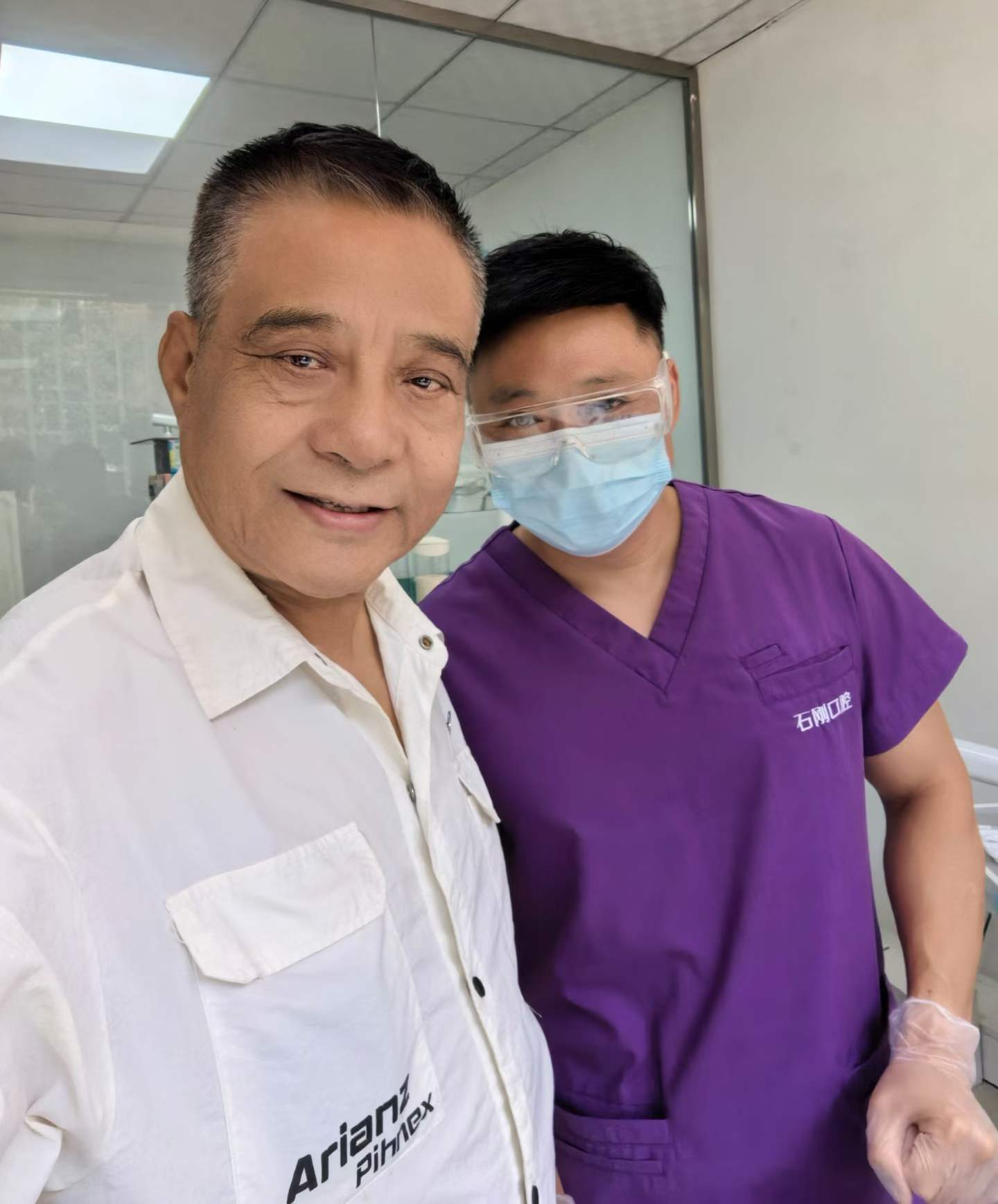 李天顺先生在石刚口腔与医护人员合影