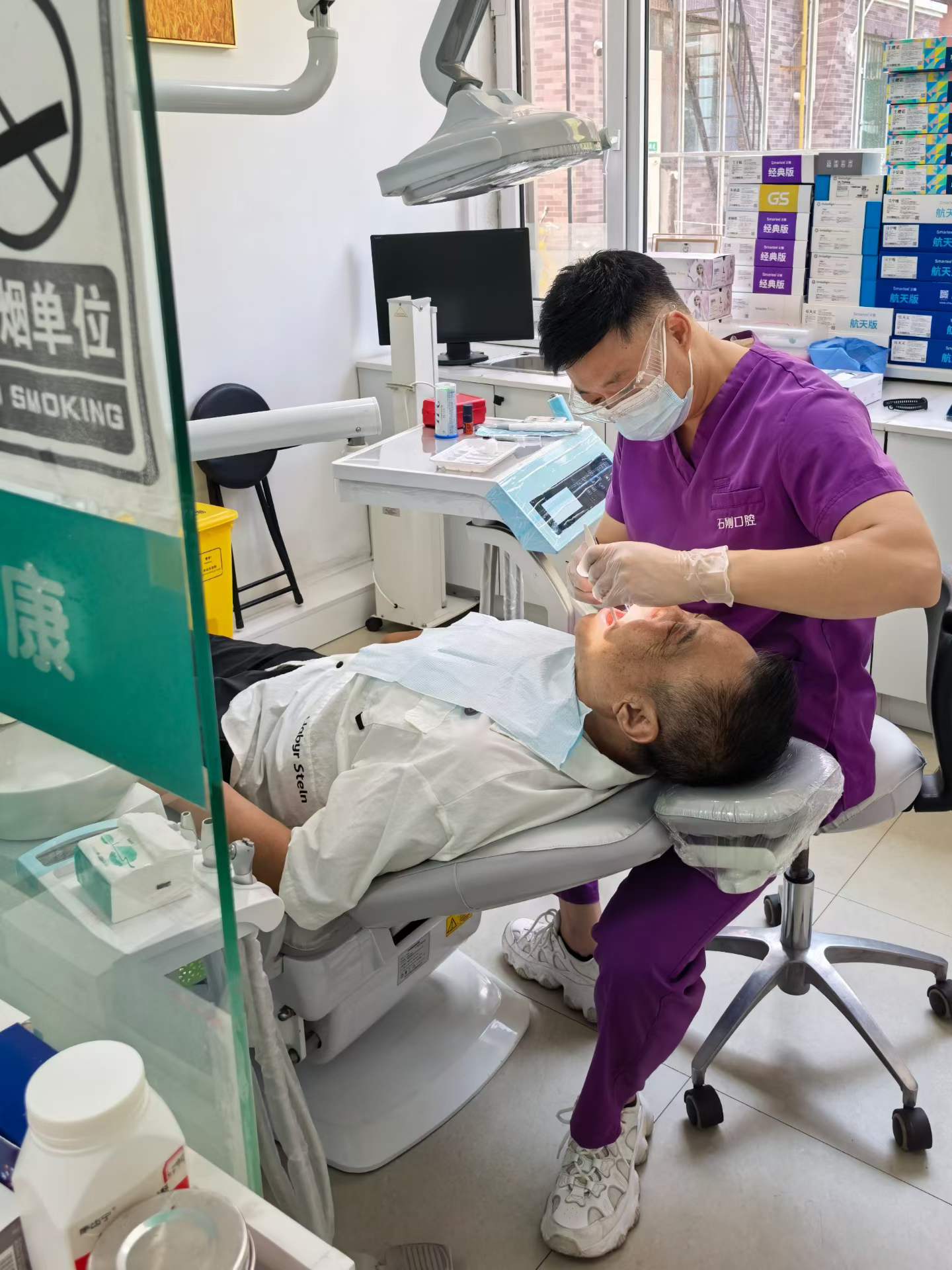 李天顺先生在牙科诊椅上接受治疗