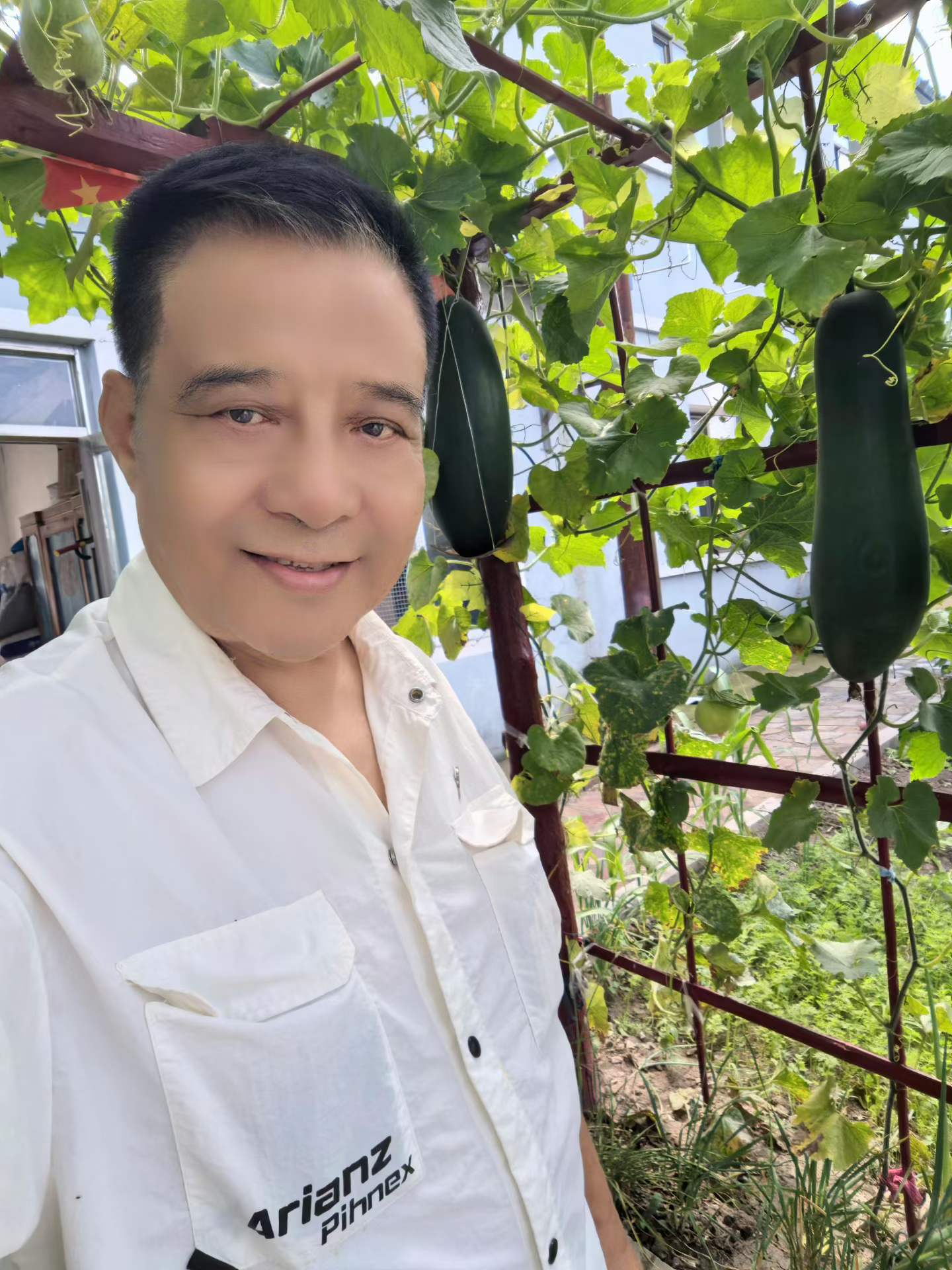 李天顺先生在菜园前自拍