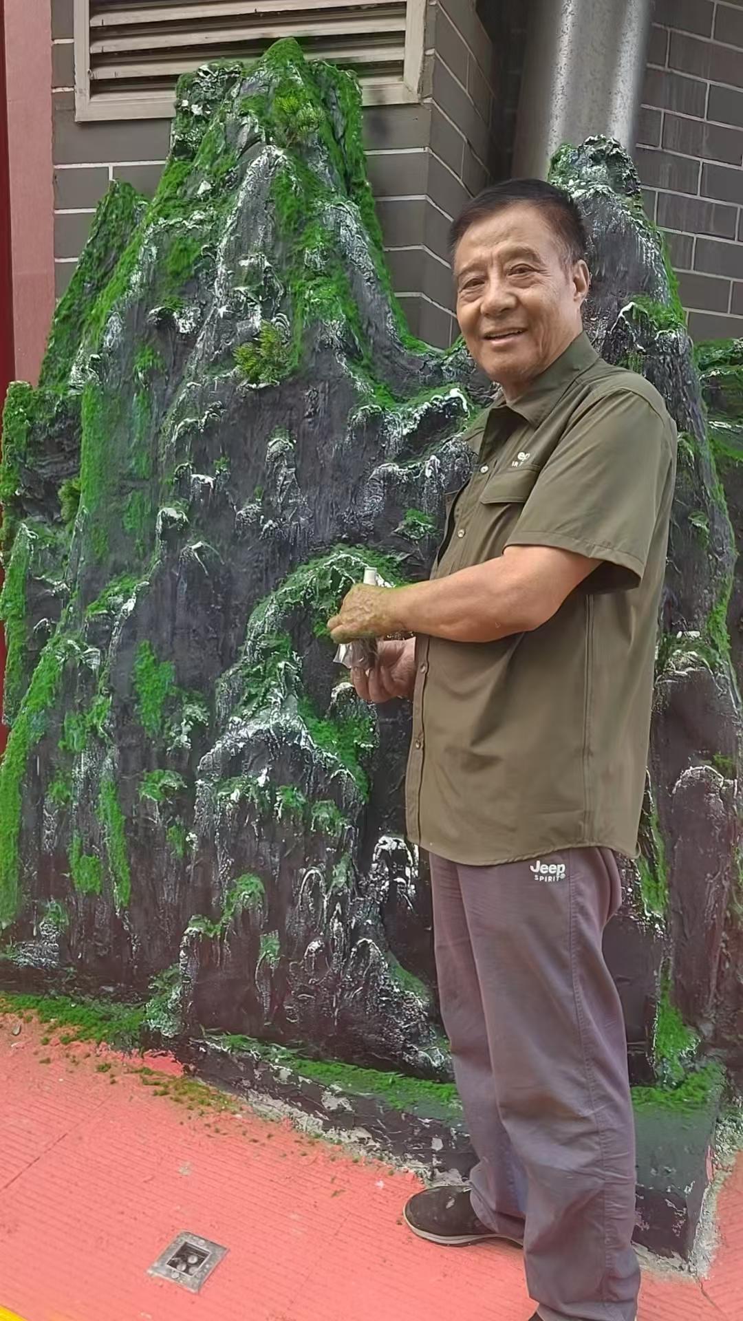 李天顺先生在完成的假山前留影
