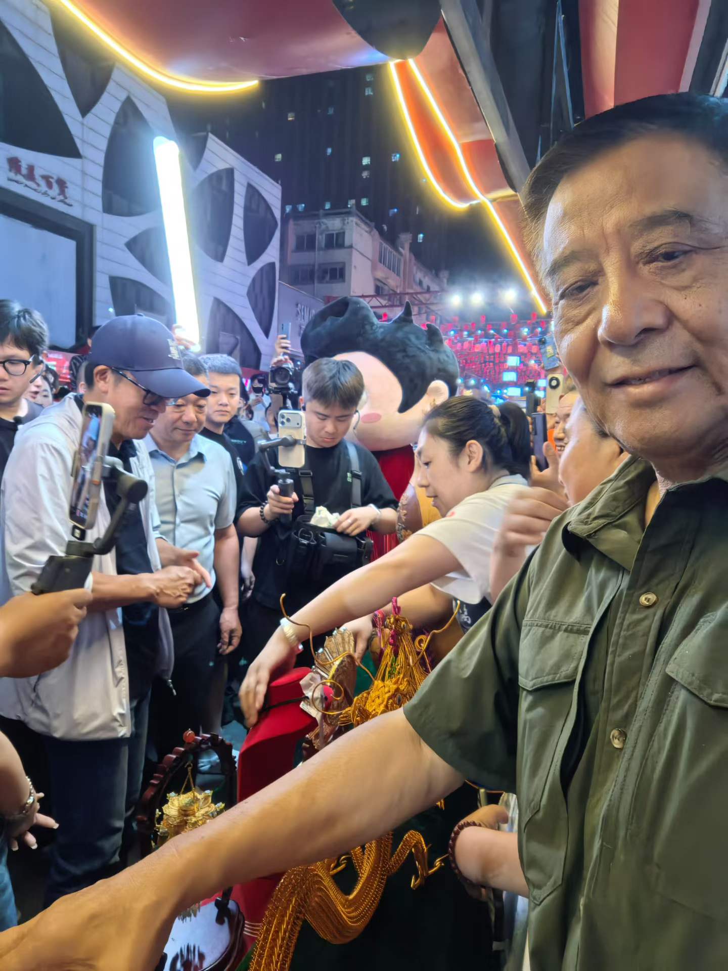 李天顺先生在仁兴里非遗市集与俞敏洪同框