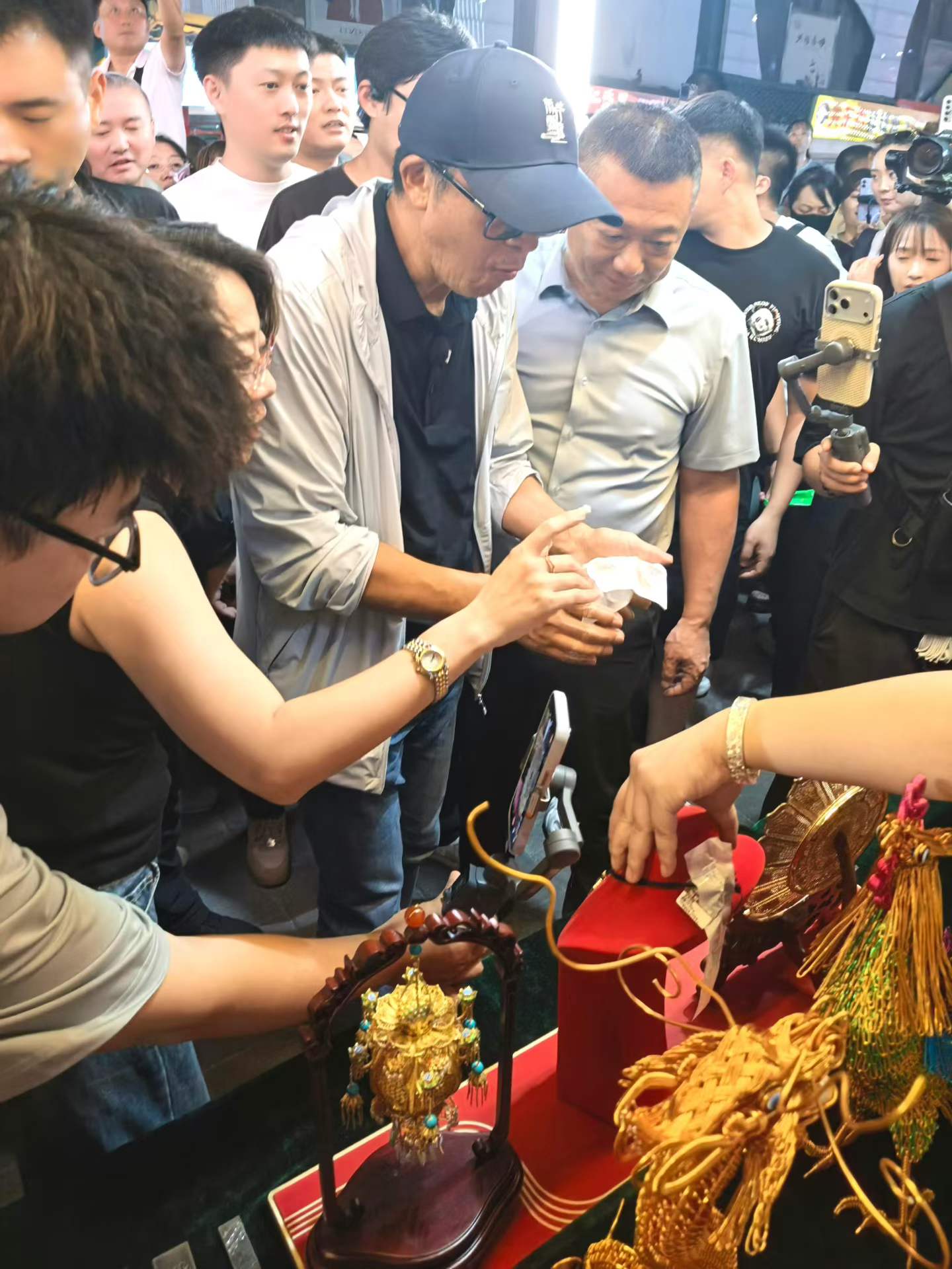 俞敏洪参观四平仁兴里非遗市集